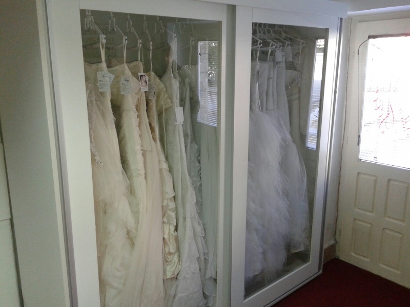 Glasschrank für Hochzeitskleider