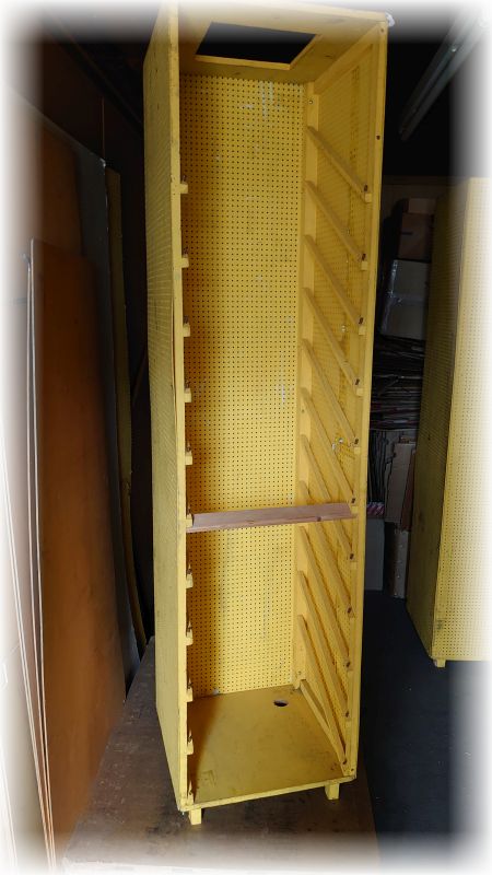Verkaufs-Säule II mit 3 Lochwand-Seiten und Platz für 11 Einlegefächer, Selbstbau