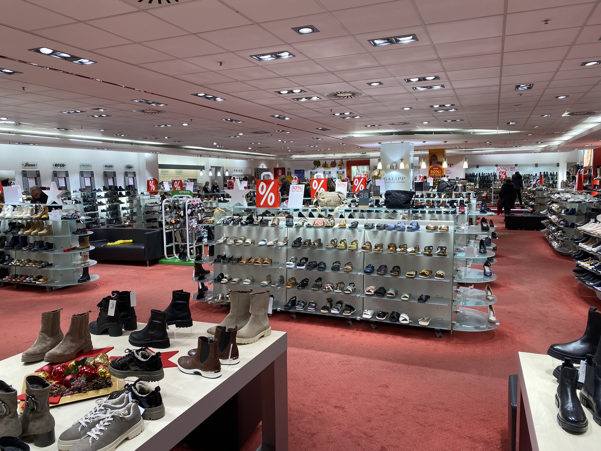 Ladeneinrichtung Ladenbau Möbel Schuhgeschäft Lagerregale 550 qm
