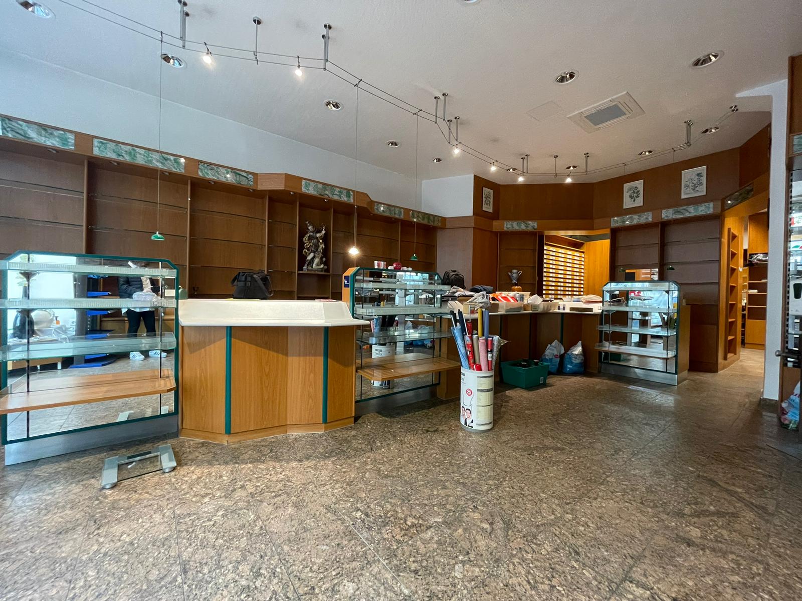 Regale, Schränke, Theke, etc. aus Auflösung Apotheke in Bamberg
