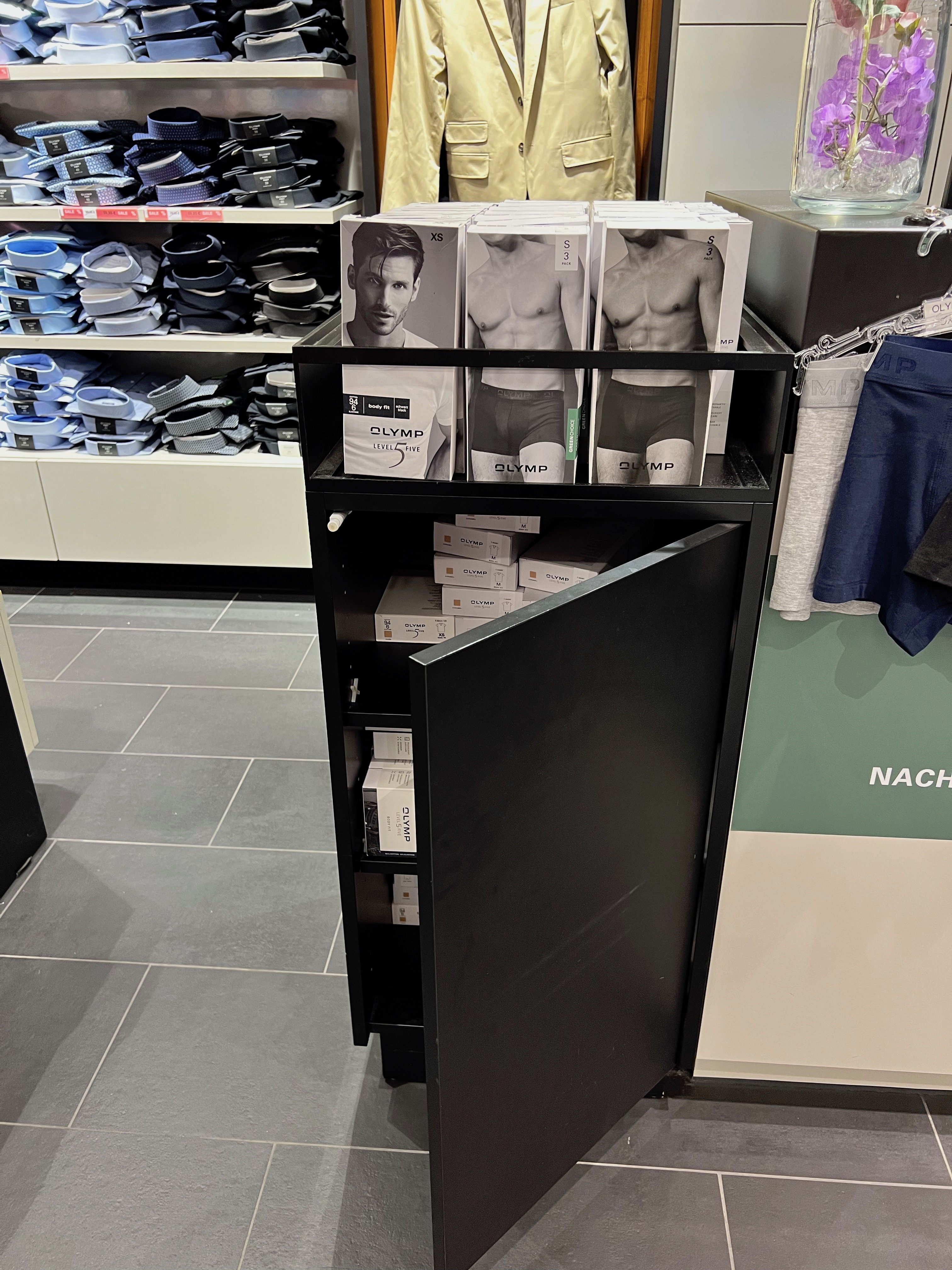 T-Shirt Präsenter mit Lagerfach