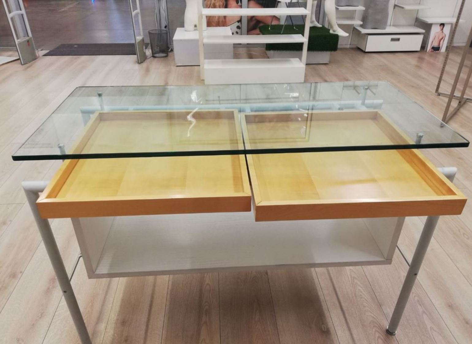 Verkaufstisch mit Glasplatte