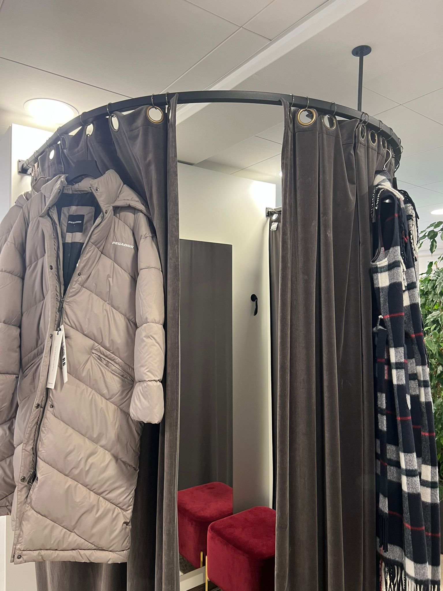 Umkleidestange mit Vorhang