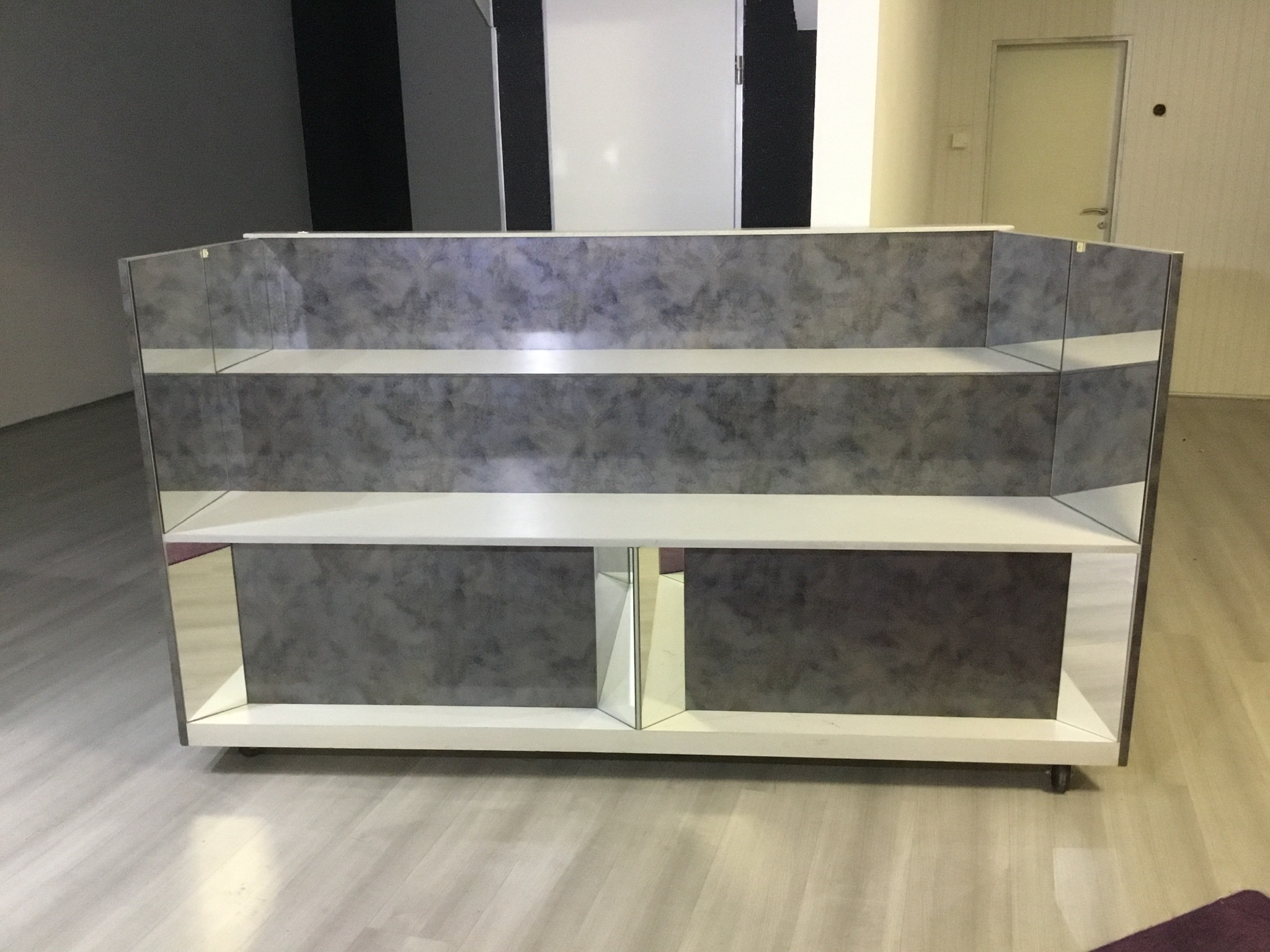 Treppenregal mit massiven Möbelbauplatten