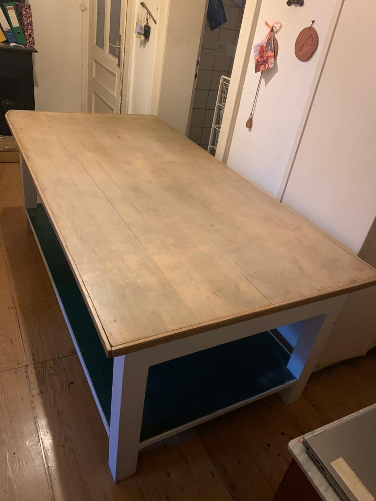 großer, antiker Tisch zum präsentieren