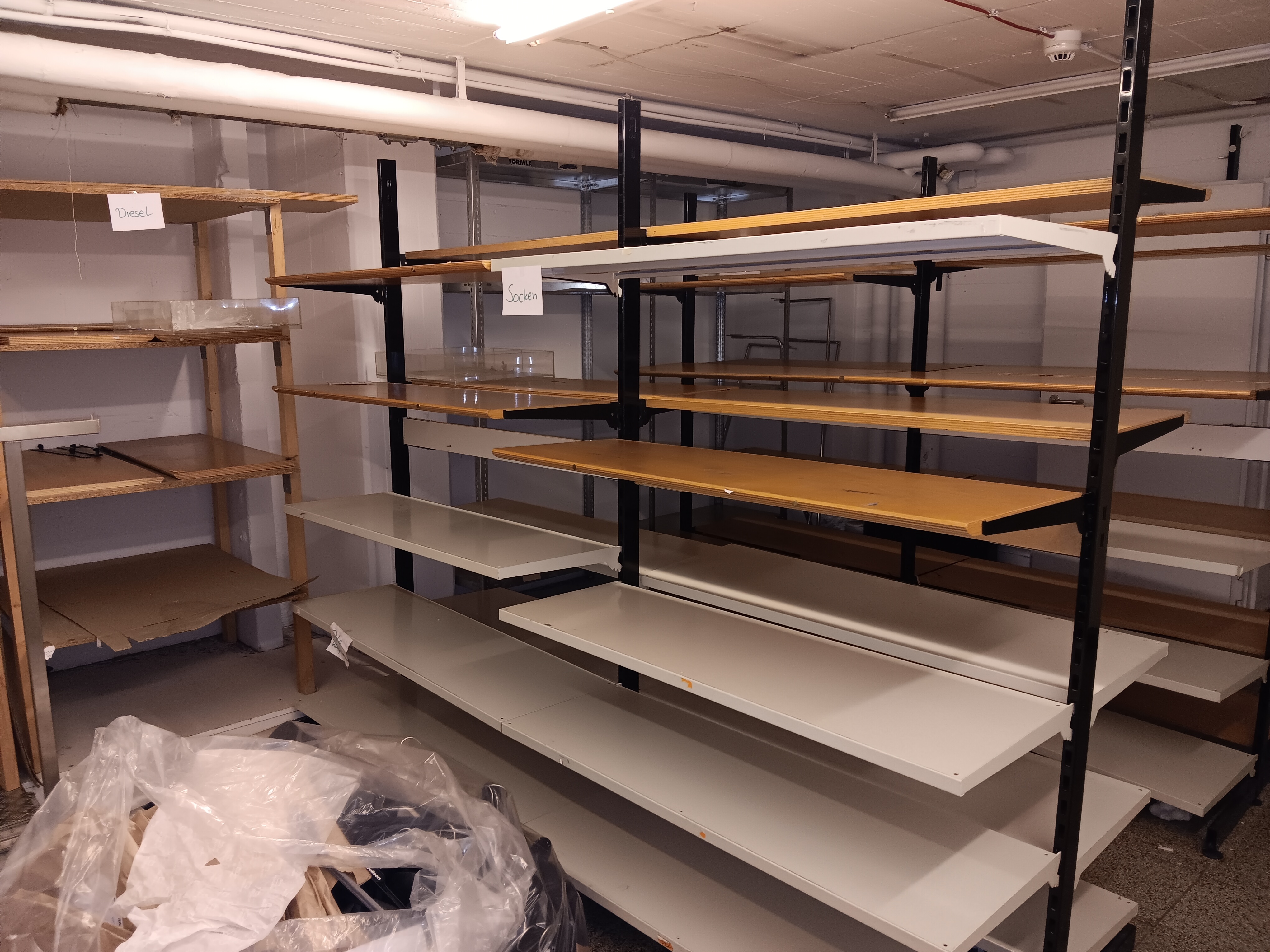 Stabile Wandregale und Standregale. Ca. 50 Meter. Aus Modehausauflösung.