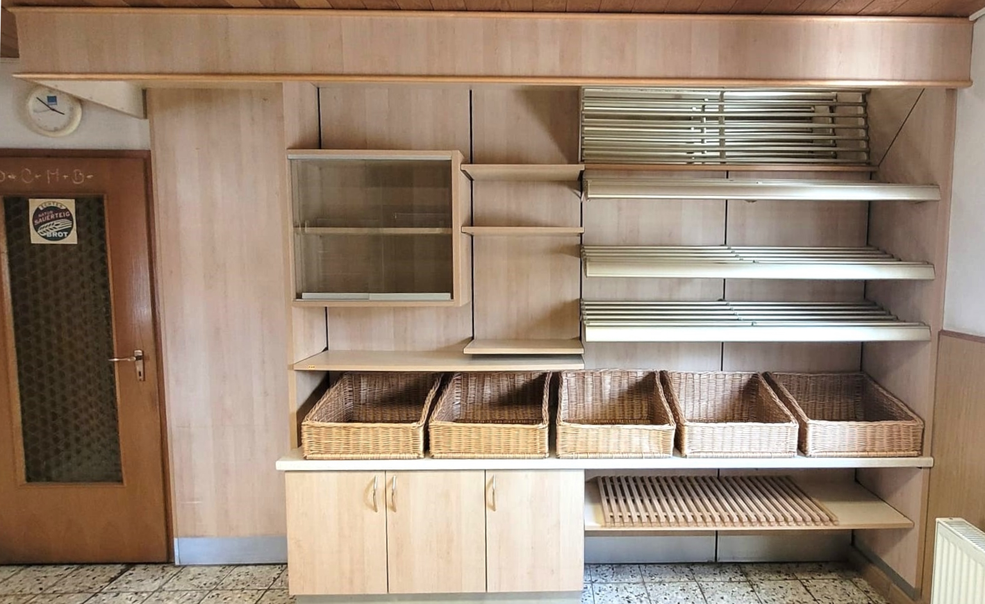 Schönes Ladenregal, Brotregal, Auslage für Bäckerei, Hofladen, Gemischtwarenladen...