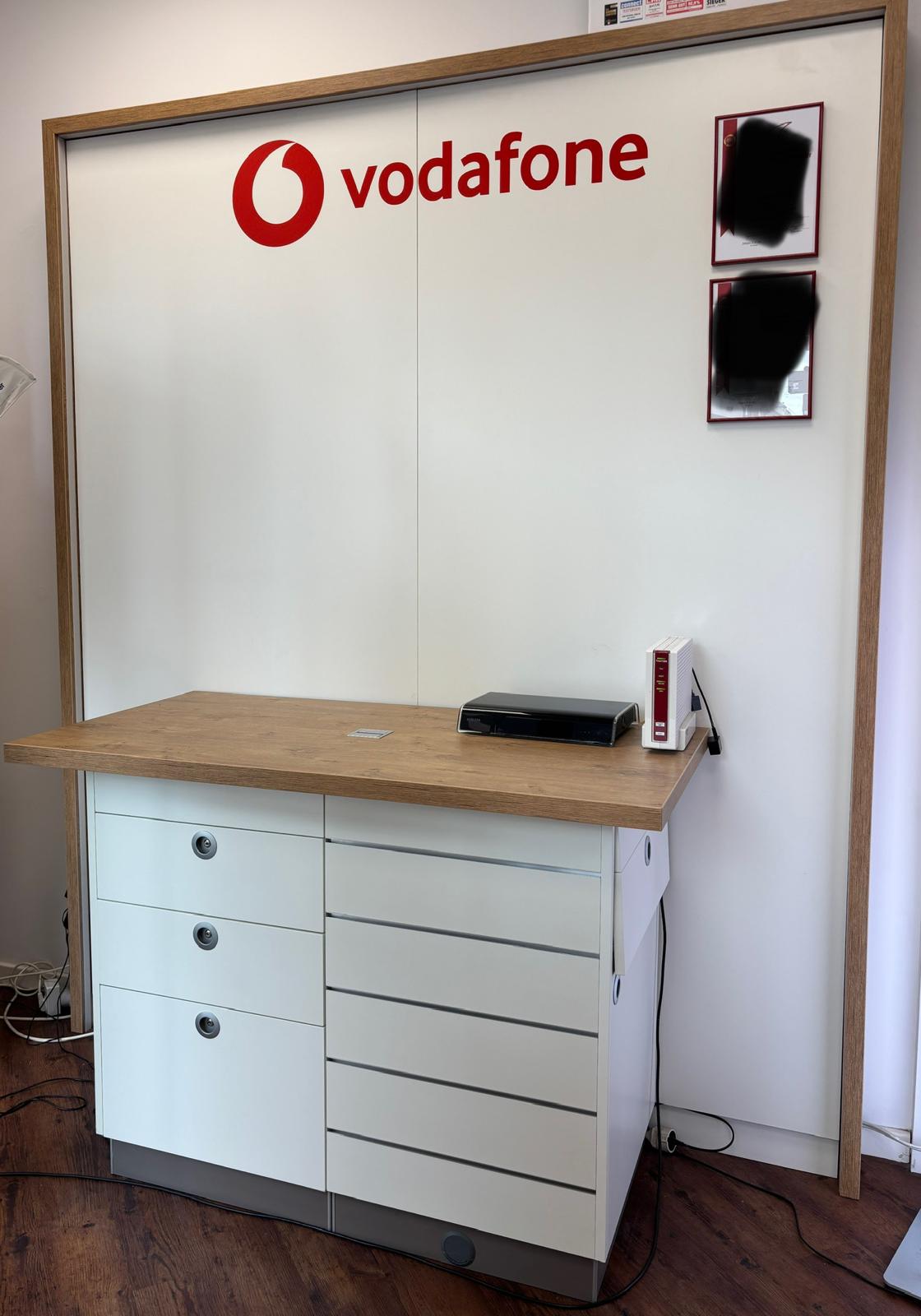 Rückwand mit Highboard Shop Ausstattung