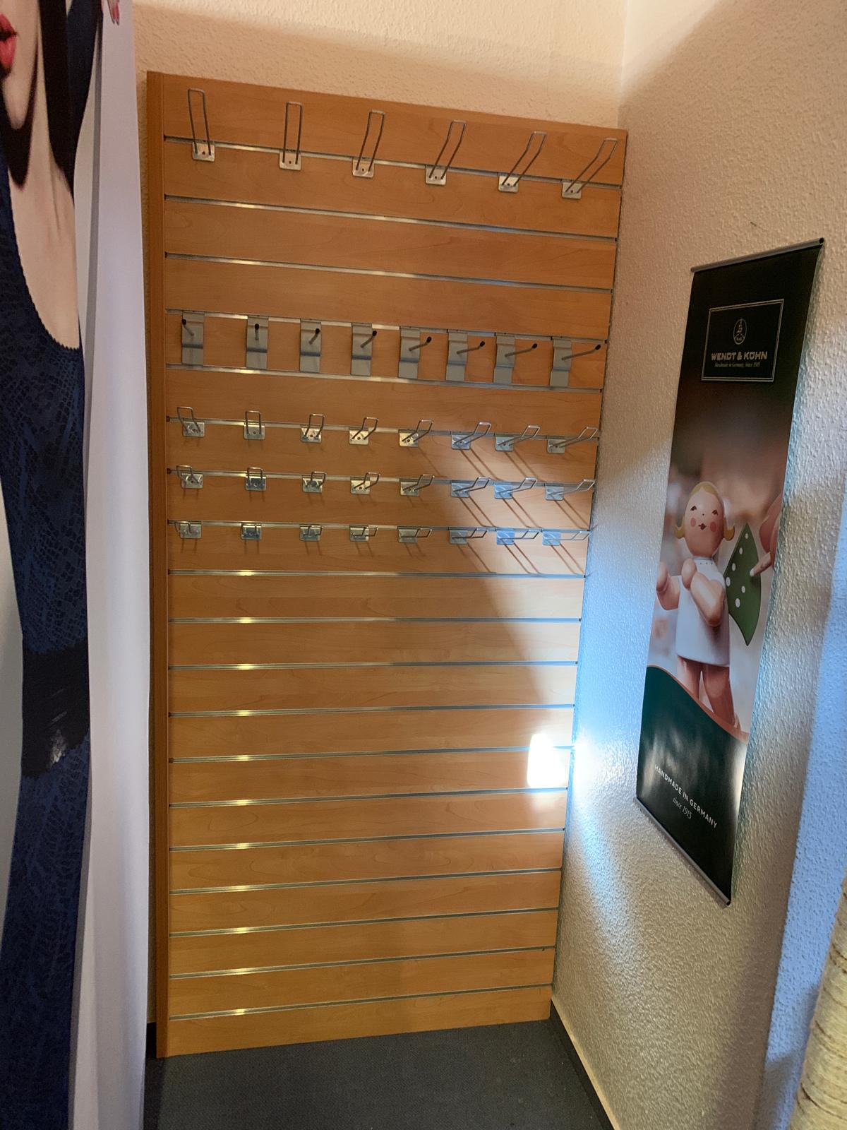 Paneelwand inklusive 50 Haken, Schweitzer Ladenbau, Holz, neuwertig